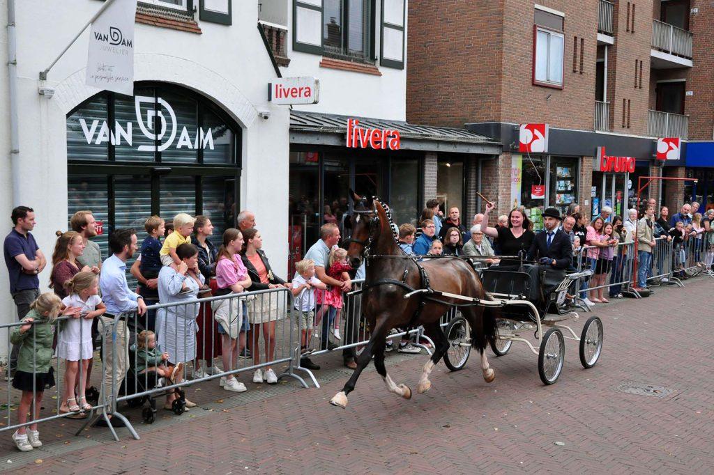 Jordy van Middendorp en Sanne Leenderts, winnaar Gijs de Bruin bokaal en 'Bestgaande combinatie paard en koetsier'.